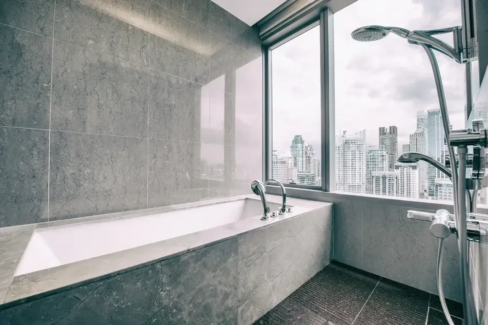 großformatige Fliesen in Badezimmer