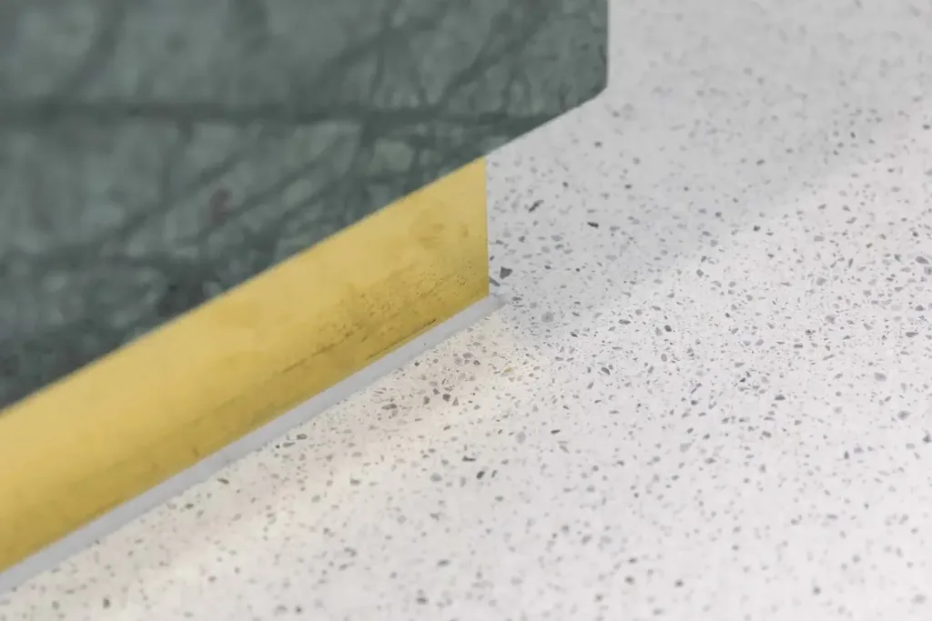 Gussterrazzo und Terrazzo Fliese im Vergleich