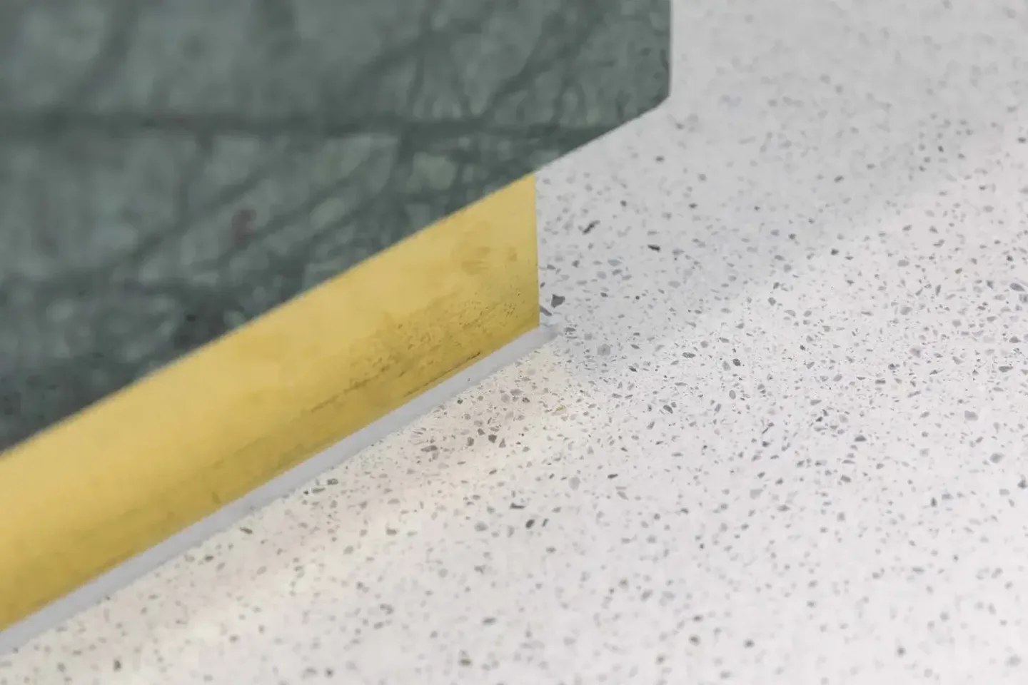 Gussterrazzo und Terrazzo Fliese im Vergleich