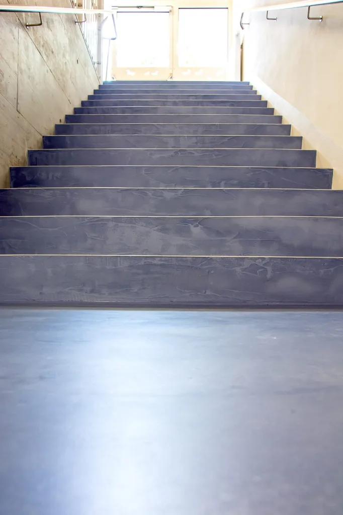 Wie wird ein fugenloser Boden auf mineralischer Basis verlegt?