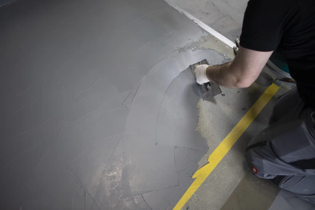 Die Installation und Verlegung von Zement-Bodenbelägen