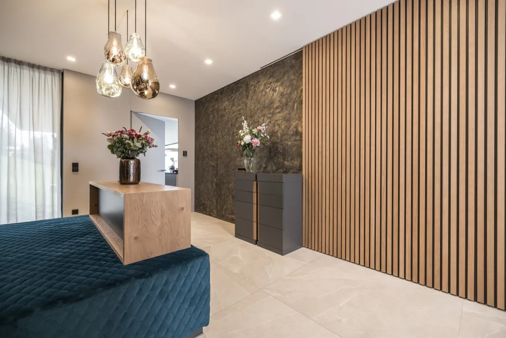 Holzverkleidung an Wand