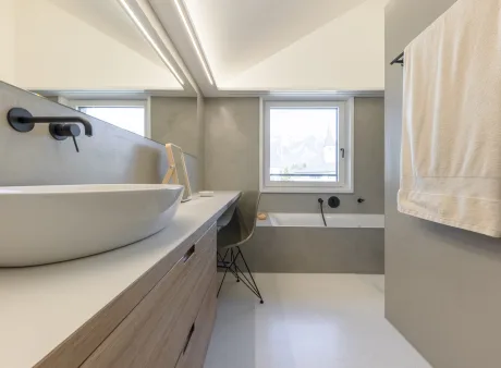 Komplett gefliest, halbhoch oder ohne Fliesen? Das sind die Trends für ein modernes Badezimmer