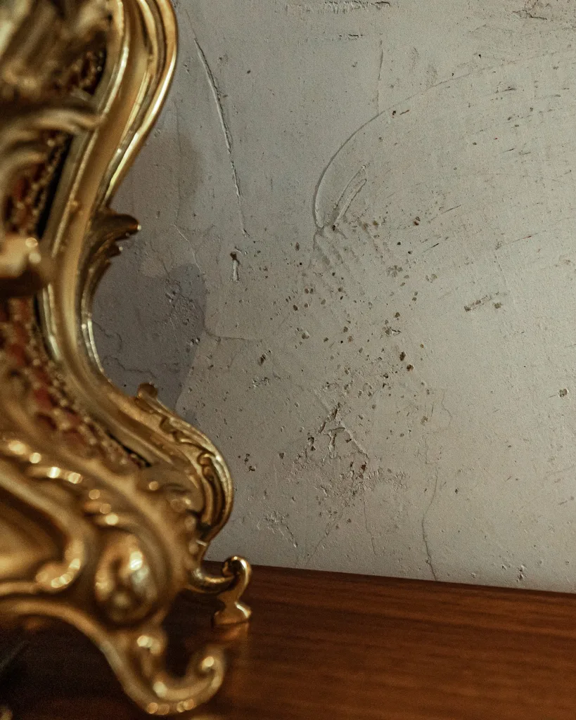 Wohnzimmerwand in Betonoptik